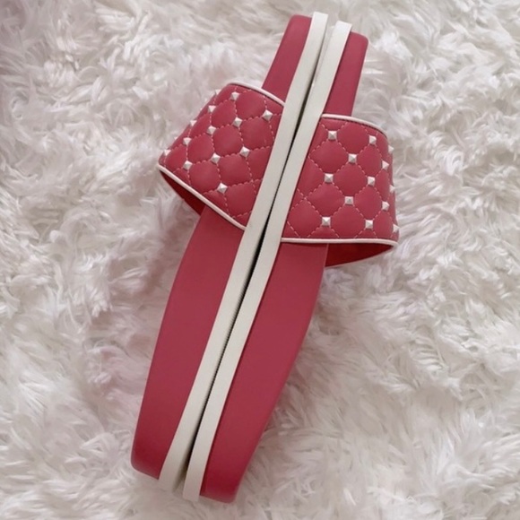 VALENTINO pink leather slides quilted vamp punctuated by iconic studs in white - Picture 3 of 11